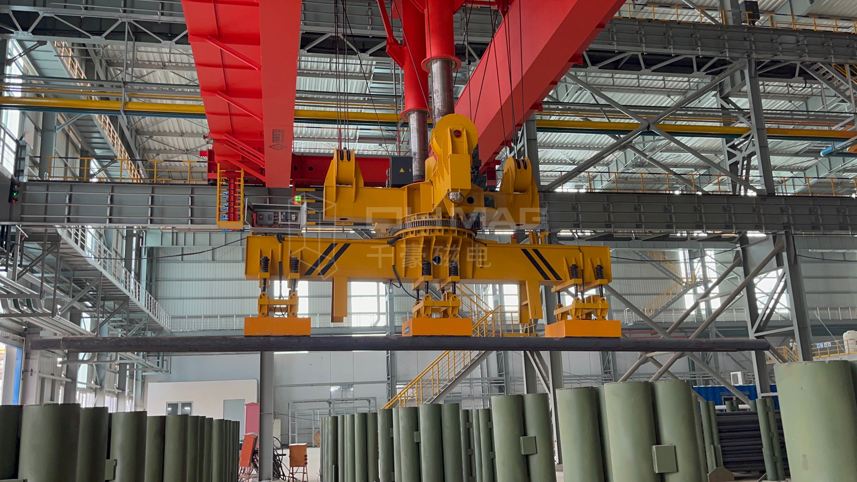 成排圓坯吊運(yùn)，圓坯吊運(yùn)，圓坯搬運(yùn)，吊圓坯，圓坯怎么吊，電永磁吊具，成排鋼管吊運(yùn)，一次吊一排圓坯，圓坯電永磁吊具，起重電永磁鐵，永磁起重器，起重電磁鐵，電磁吊，磁力吊，吊具，起重吊具，智能行車