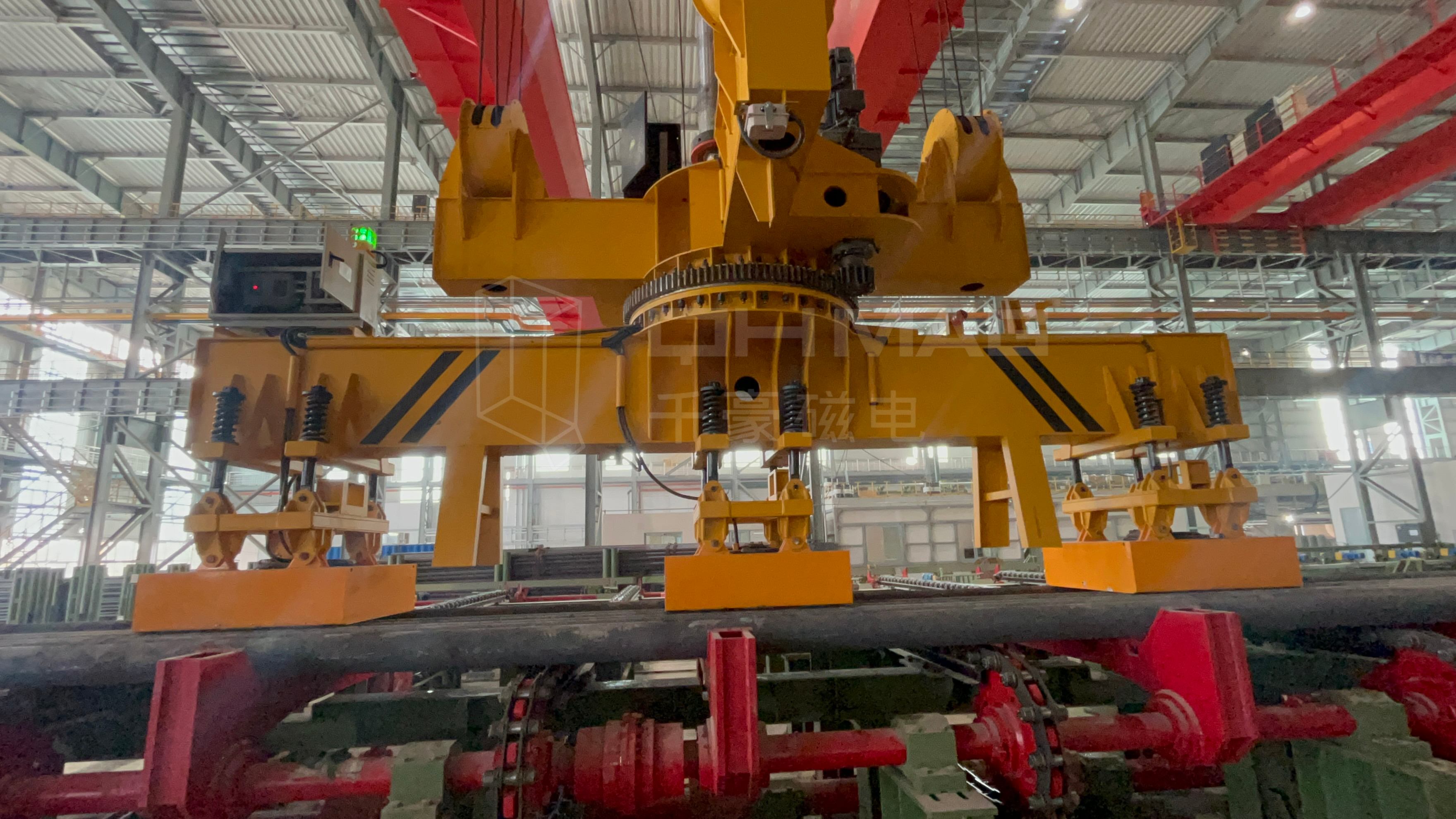 成排圓坯吊運(yùn)，圓坯吊運(yùn)，圓坯搬運(yùn)，吊圓坯，圓坯怎么吊，電永磁吊具，成排鋼管吊運(yùn)，一次吊一排圓坯，圓坯電永磁吊具，起重電永磁鐵，永磁起重器，起重電磁鐵，電磁吊，磁力吊，吊具，起重吊具，智能行車